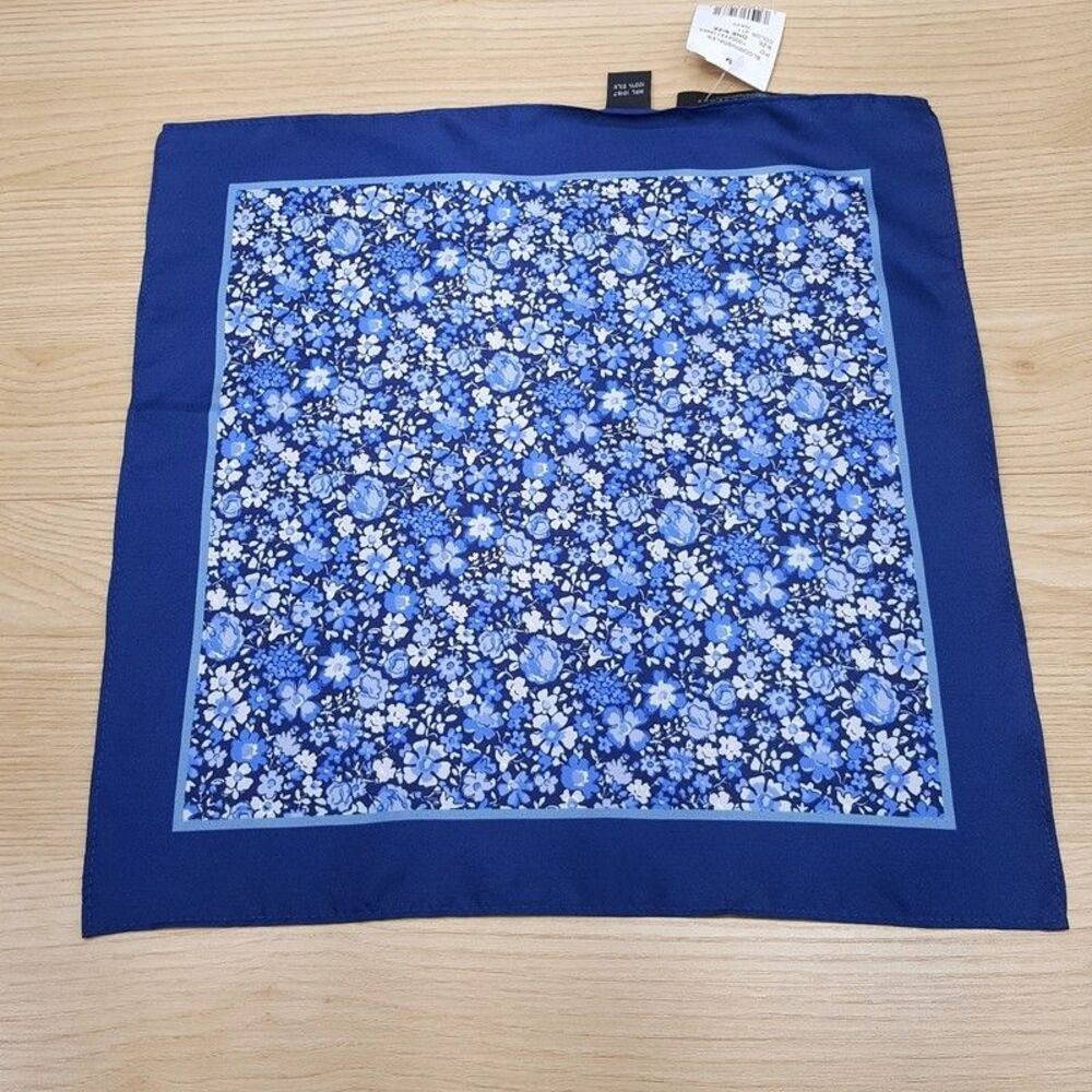 BLOOMINGDALES Mens Store Blue Floral Pocket Square 100% Silk